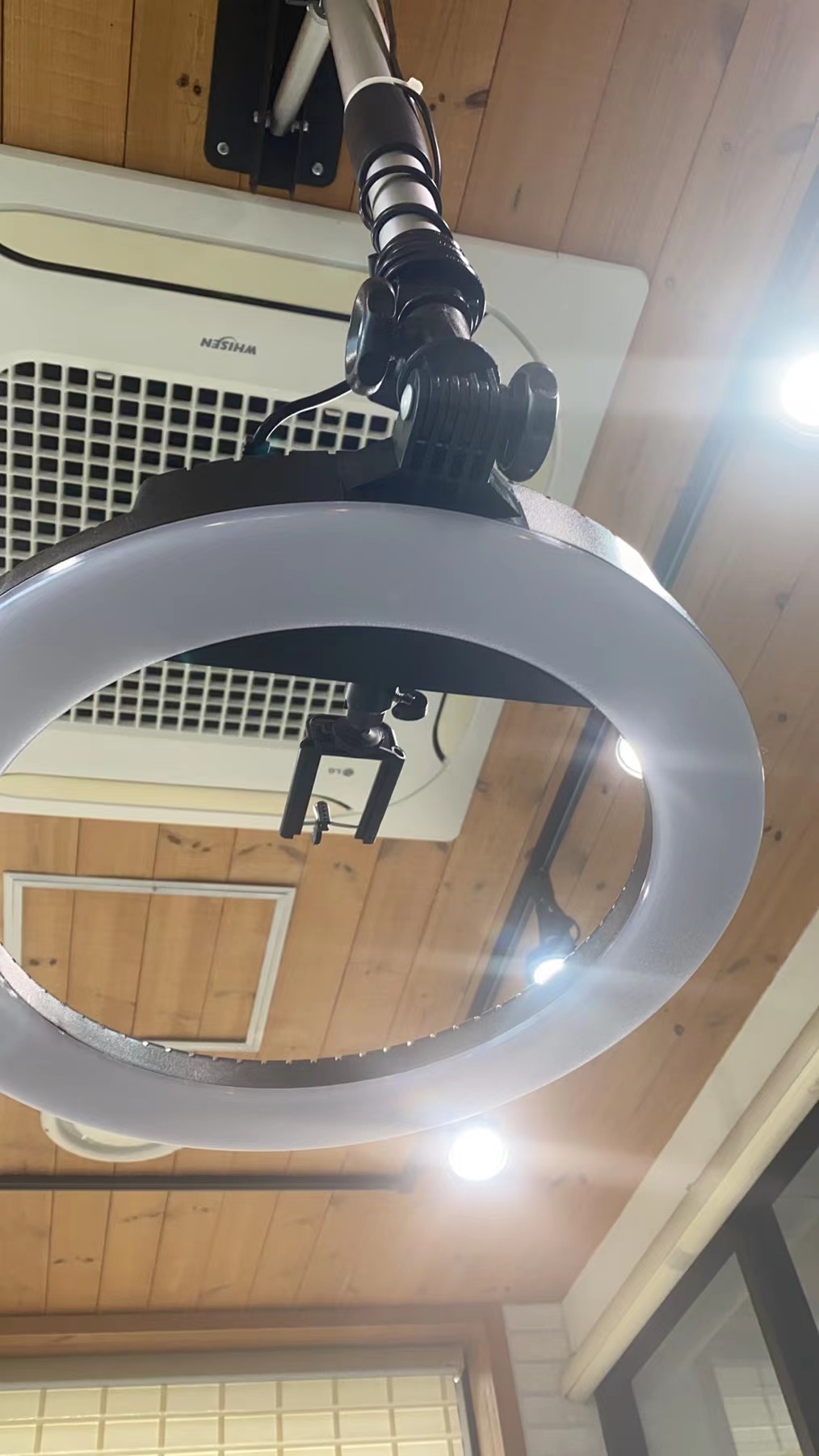Ring Light 18 Inch Studio - حامل إضاءة فاوستو مثبت على الحائط،